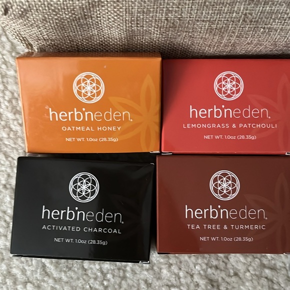 Herb'N Eden Skincare Set with Pouch - Picture 2 of 3